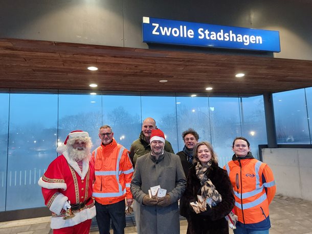 5 jaar Station Stadshagen, traktatie voor reizigers